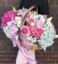 Цветочная композиция из Розы, Хризантемы, Пионы и Лизиантусы в корзине в Раевском Башкортостан